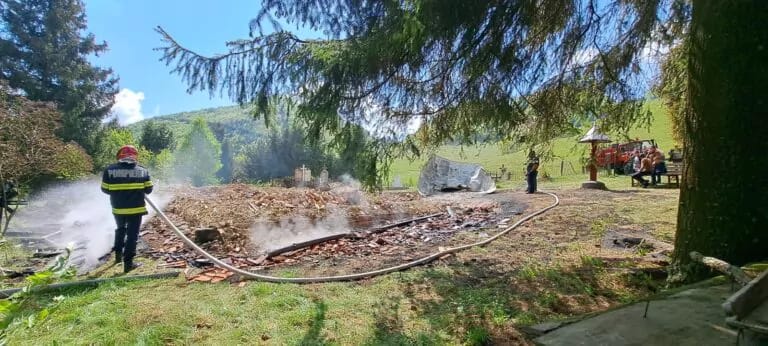 Alba: O biserică de lemn a ars după slujba de Paşti