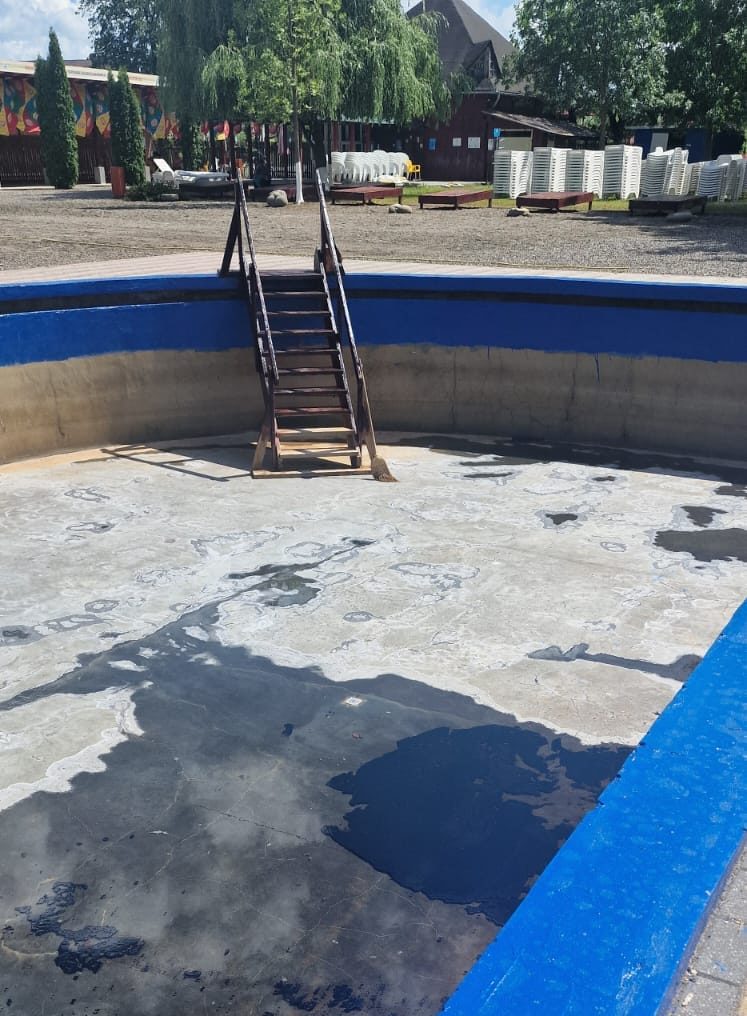 Primăria Ideciu de Jos acuză sabotarea deschiderii ştrandului prin introducerea de păcură în conducta de alimentare