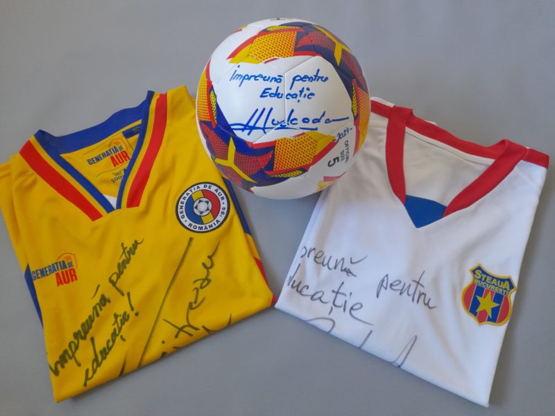 Covasna: O minge şi două tricouri semnate de fotbalişti renumiţi, scoase la licitaţie pentru educaţie Covasna: O minge şi două tricouri semnate de fotbalişti renumiţi, scoase la licitaţie pentru educaţie