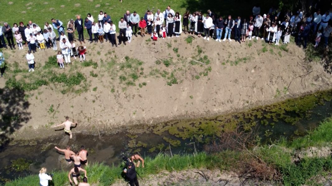 Un spectaculos obicei de Paște, la Sânmihaiu de Pădure