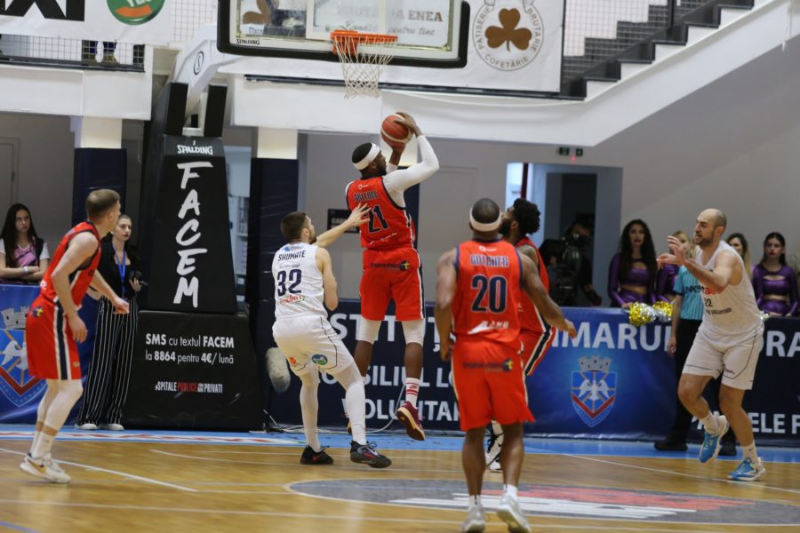 A doua finalistă a Ligii de baschet se decide la Oradea
