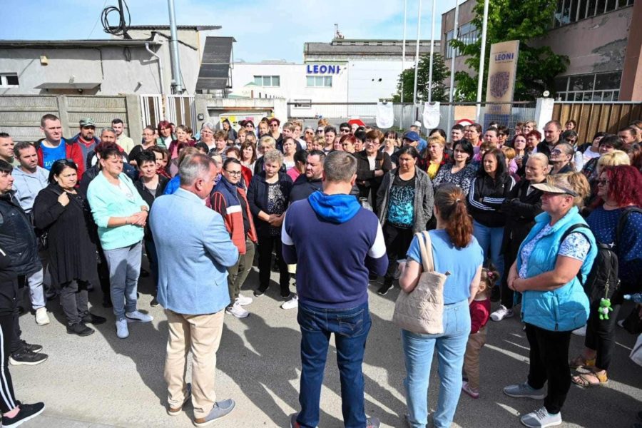 Decizia de închidere a unui punct de lucru din Luduș a scos 200 de angajați în stradă Decizia de închidere a unui punct de lucru din Luduș a scos 200 de angajați în stradă
