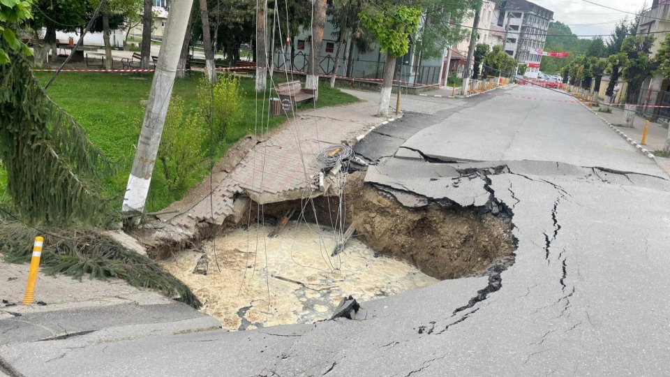 Situaţia de la Slănic Prahova se agravează, după ce surparea care a apărut pe o stradă din oraş s-a accentuat