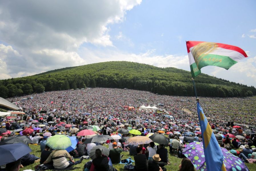 Ultimele pregătiri pentru procesiunea de Rusaliile Catolice de la Şumuleu Ciuc Ultimele pregătiri pentru procesiunea de Rusaliile Catolice de la Şumuleu Ciuc