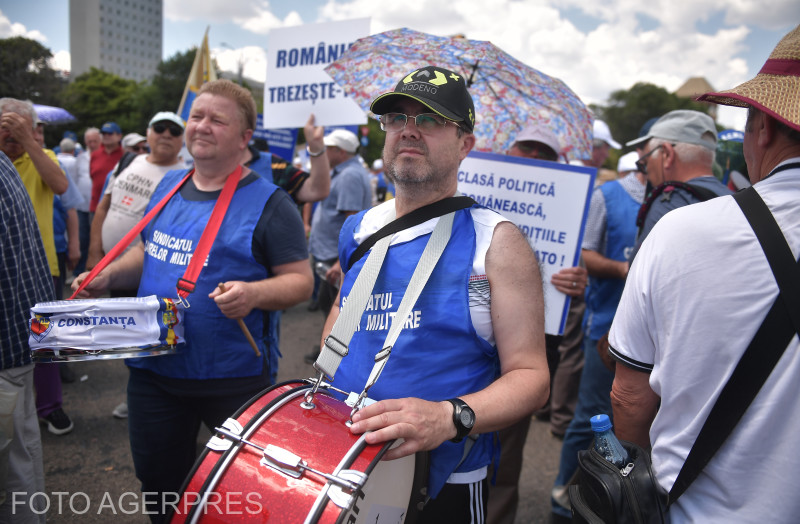 Câteva mii de pensionari din armată au protestat în faţa sediului guvernului