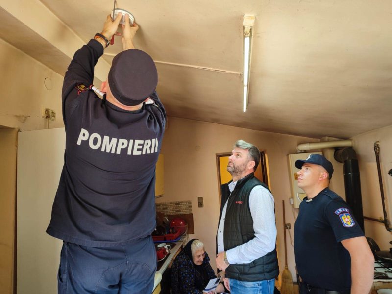 Gospodării din 15 localități mureșene au primit detectoare de fum