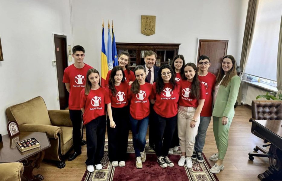 Un grup de copii din întreaga ţară a fost în vizită la Ministerul Sănătăţii Un grup de copii din întreaga ţară a fost în vizită la Ministerul Sănătăţii