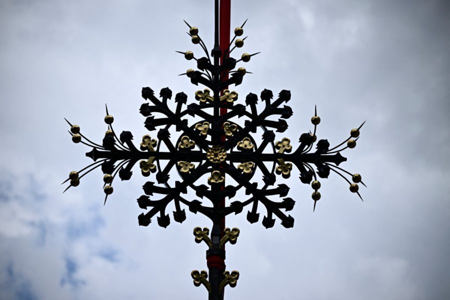 Restaurată, crucea de pe Notre-Dame a fost reinstalată