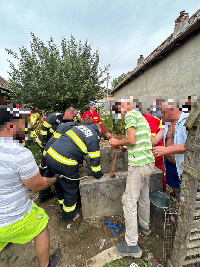Misiune rapidă a pompierilor mureșeni de salvare a unei femei căzute într-o fântână