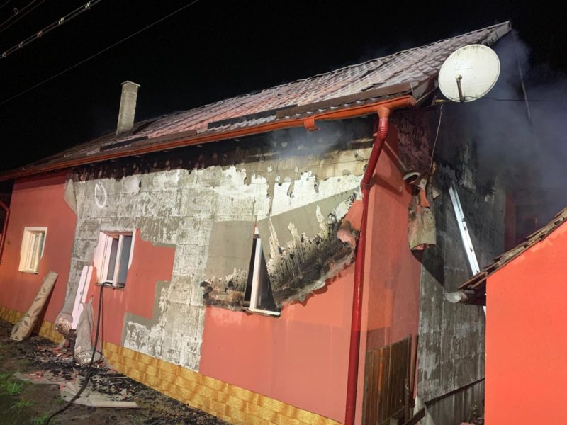 Incendiu la o casă lovită de trăsnet, în Viişoara Incendiu la o casă lovită de trăsnet, în Viişoara