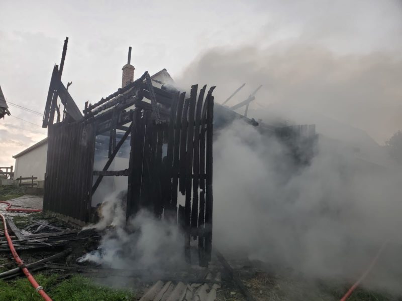 Incendiu la o şură din cauza fulgerului într-o localitate din județul Sibiu