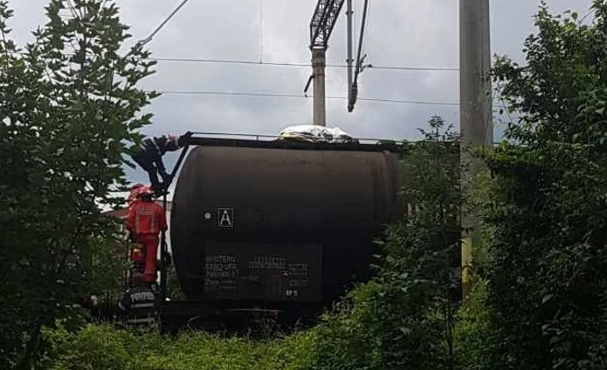 Covasna: Lovit de tren, după ce s-a electrocutat în linia de înaltă tensiune de pe calea ferată