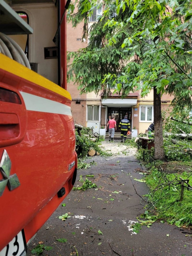 Un bărbat a fost lovit de un panou publicitar desprins din cauza vântului, în Harghita Un bărbat a fost lovit de un panou publicitar desprins din cauza vântului, în Harghita