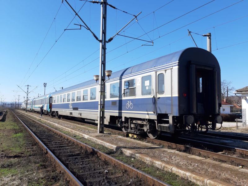 Zeci de călători sunt blocați pe calea ferată, în județul Brașov, între Budila și Hărman, după ce motorul trenului Regio a luat foc