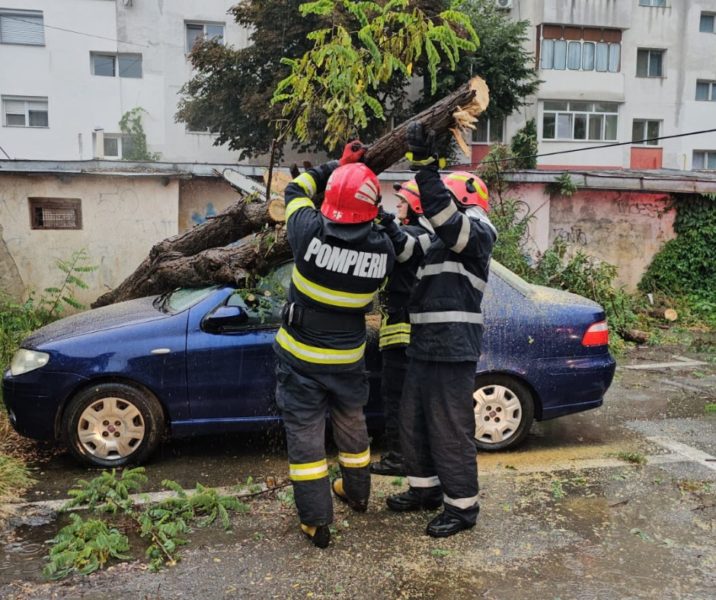 Aproape 100 de localităţi au fost afectate de vremea rea