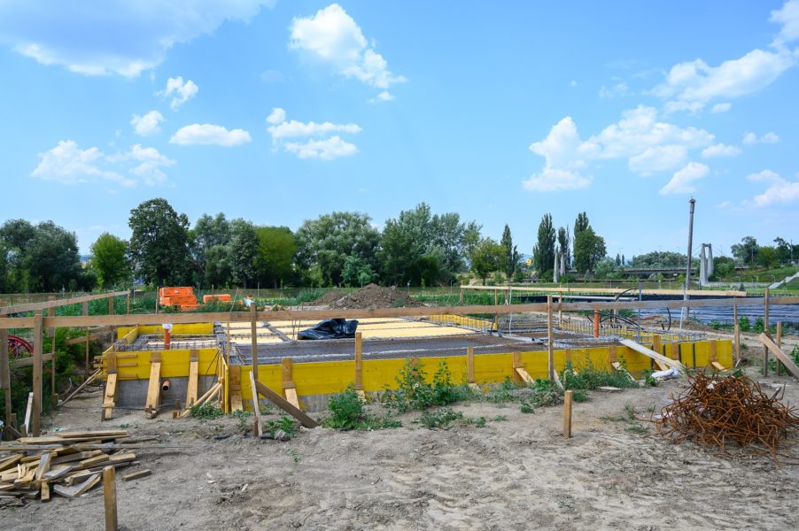 Cafenea panoramică în mijlocul lacului de agrement din Sfântu Gheorghe