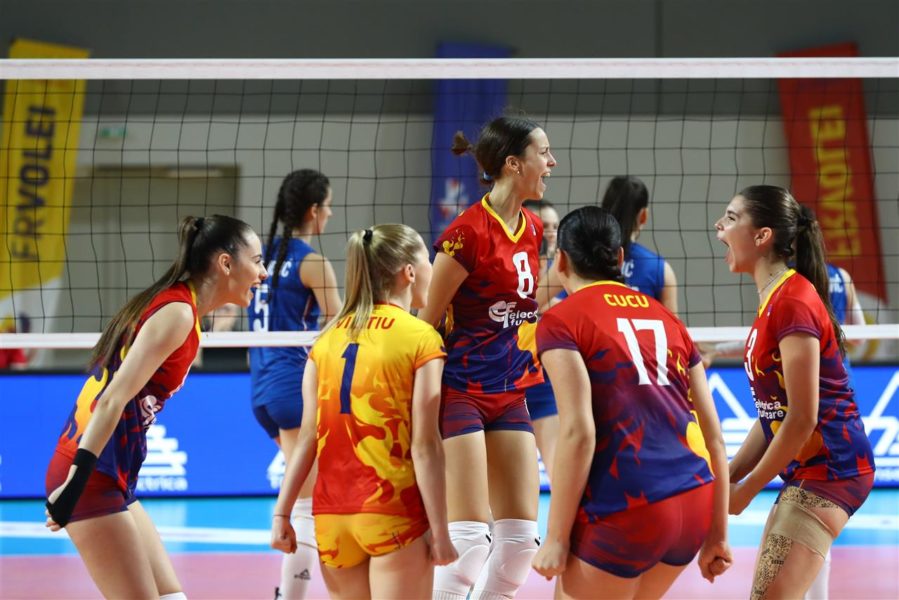 Volei feminin U18: victorie contra Serbiei