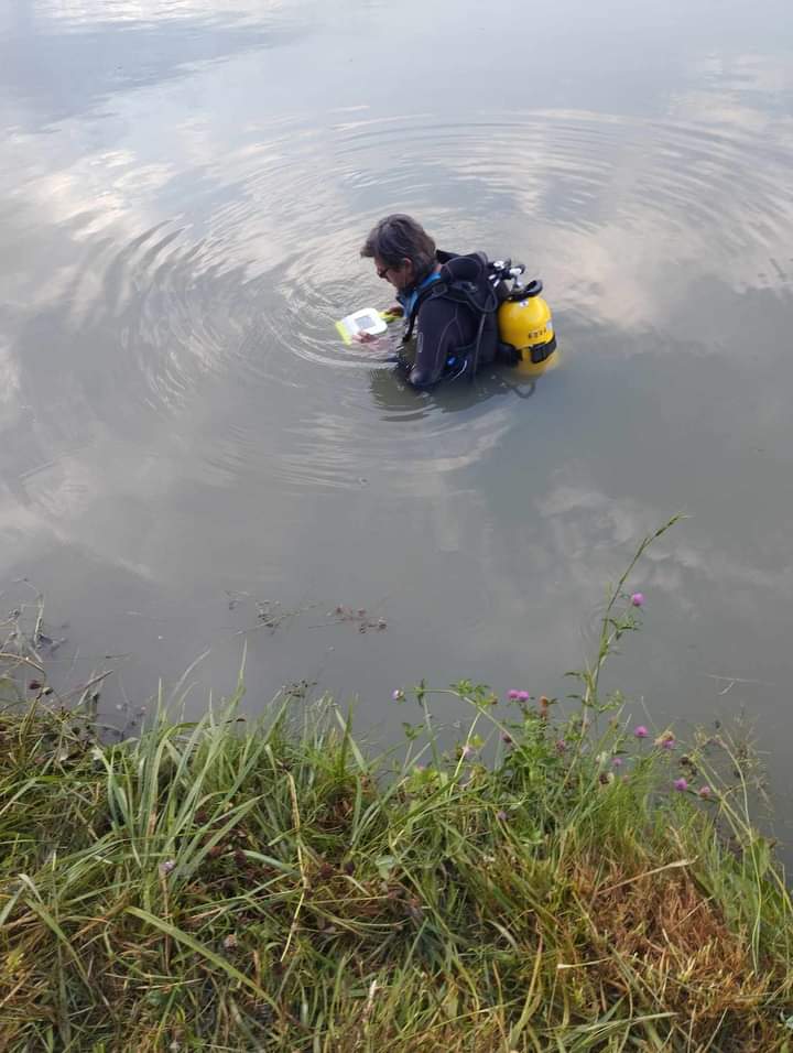Un bărbat de 37 de ani a fost găsit înecat într-un lac din localitatea Trei Sate, comuna Ghindari