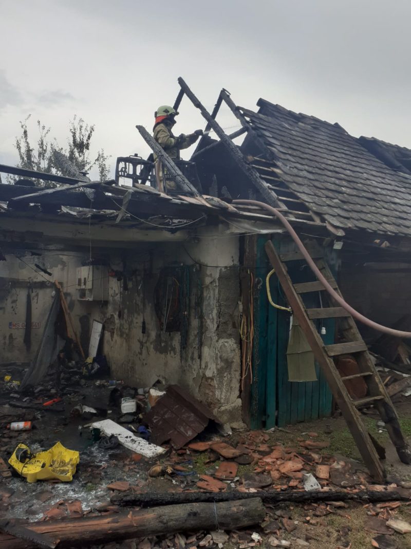 Incendiu produs la o casă de locuit din localitatea Țigmandru, județul Mureș