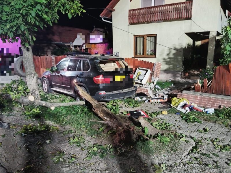 O mașină a intrat într-un gard din localitatea Sâncraiu de Mureș