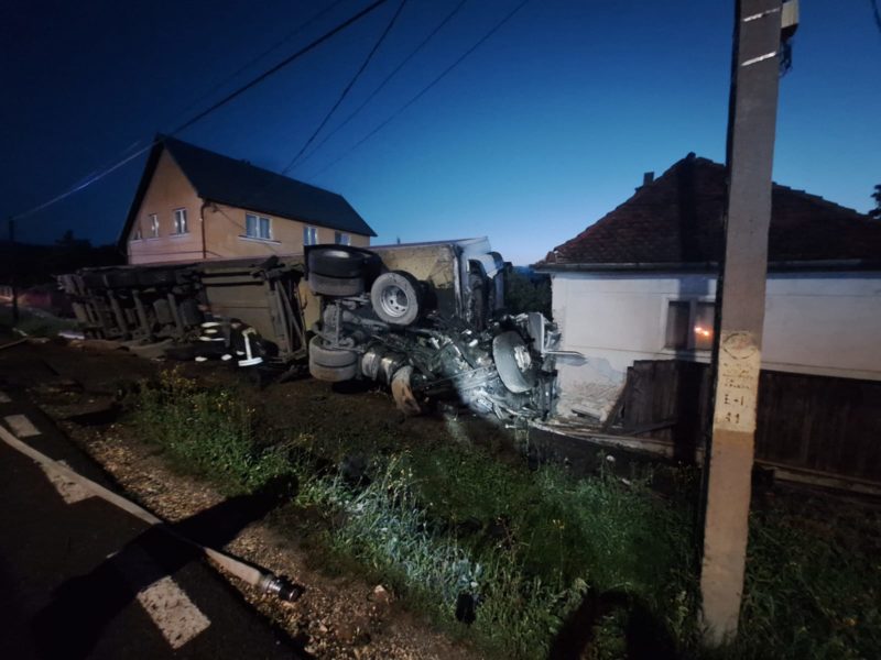 Camion răsturnat într-o casă, în județul Harghita