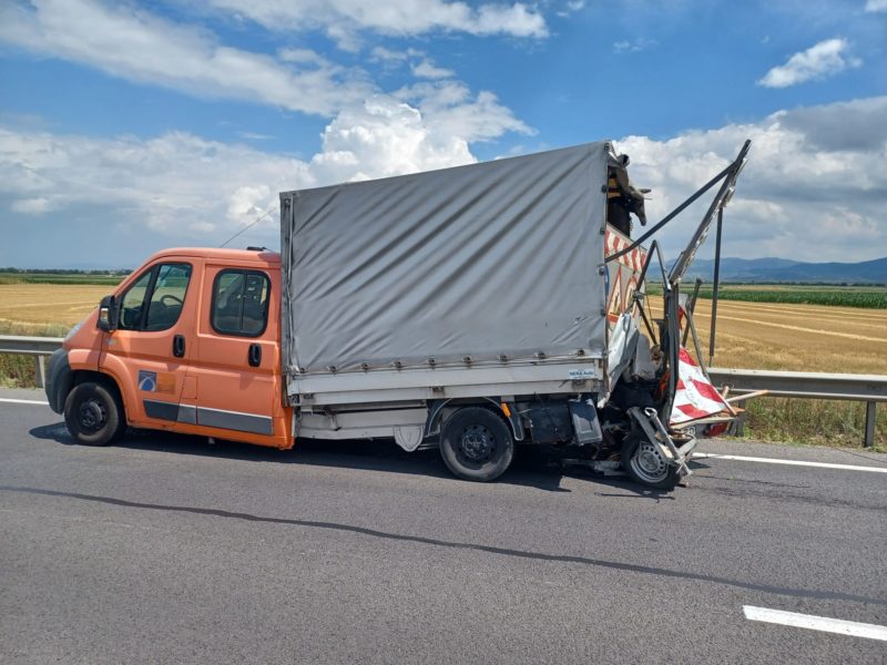 O autoutilitară a DRDP Brașov a fost lovită de un TIR