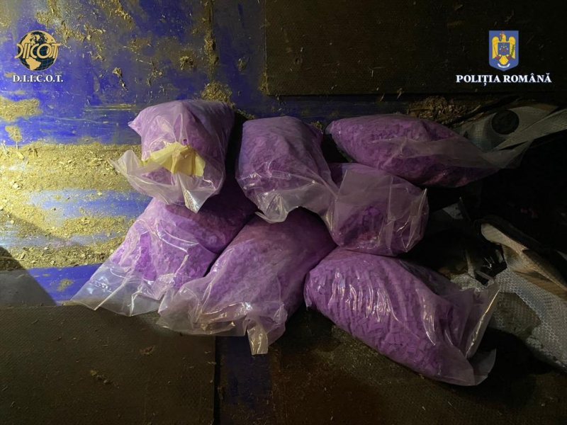 Două persoane au fost arestate preventiv în Bucureşti după ce au fost prinse în flagrant în timp ce vindeau droguri