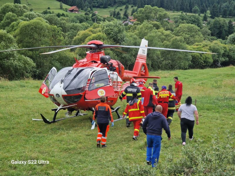 Pompierii harghiteni încearcă să salveze viața unui bărbat căzut în fântână