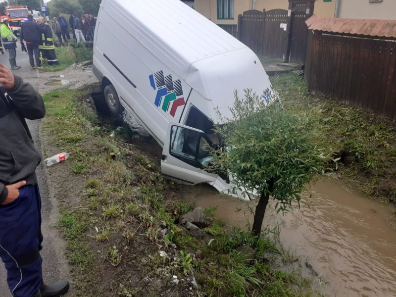 Două persoane au fost rănite după ce au intrat cu autoutilitara într-un pârâu