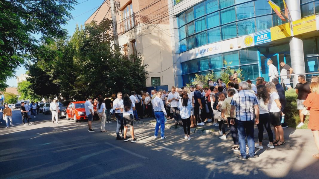 Aproximativ 150 de târgumureşeni au stat la coadă pentru a semna „Planul lui Simion”