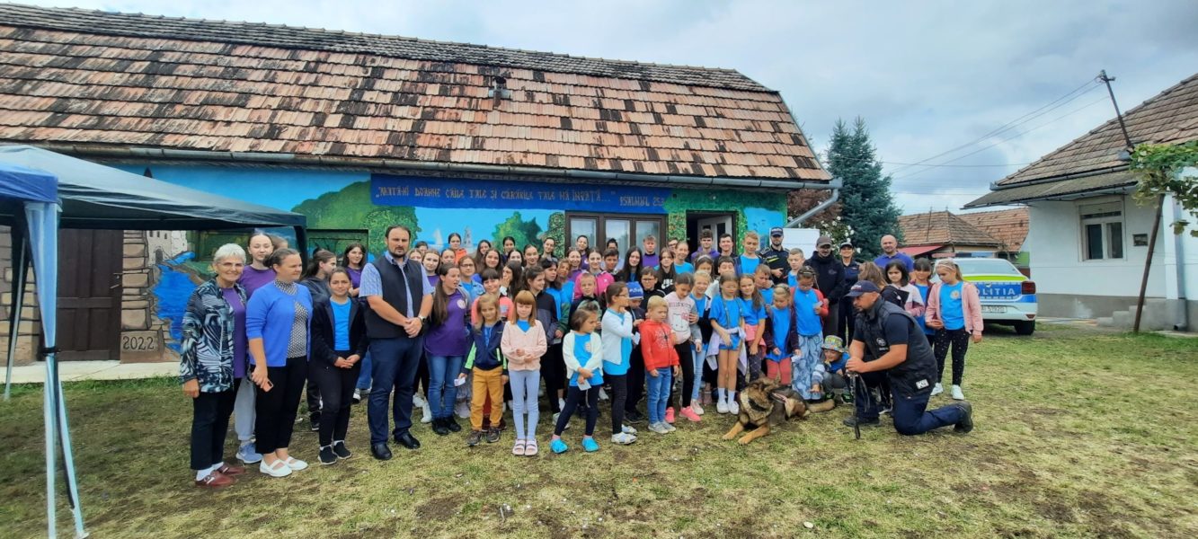 Peste 50 de tineri din Tabăra de vară de la Apalina, județul Mureș, au primit sfaturi de la polițiștii mureșeni