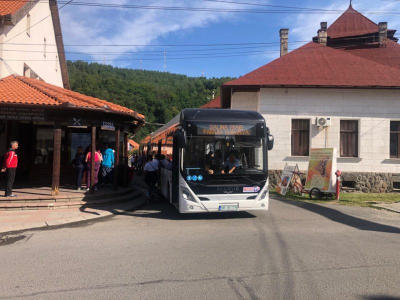 Accesul turiştilor în Salina Praid se face cu autobuze electrice Accesul turiştilor în Salina Praid se face cu autobuze electrice
