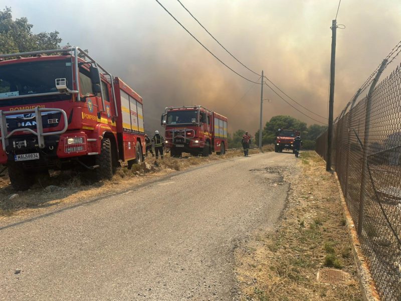 Pompierii români participă de 14 ore la stingerea incendiilor din Grecia