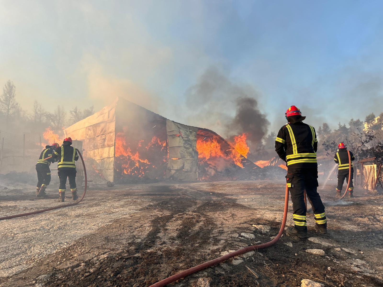 Un pompier român, care participă la stingerea unui incendiu în Grecia, a suferit răni superficiale