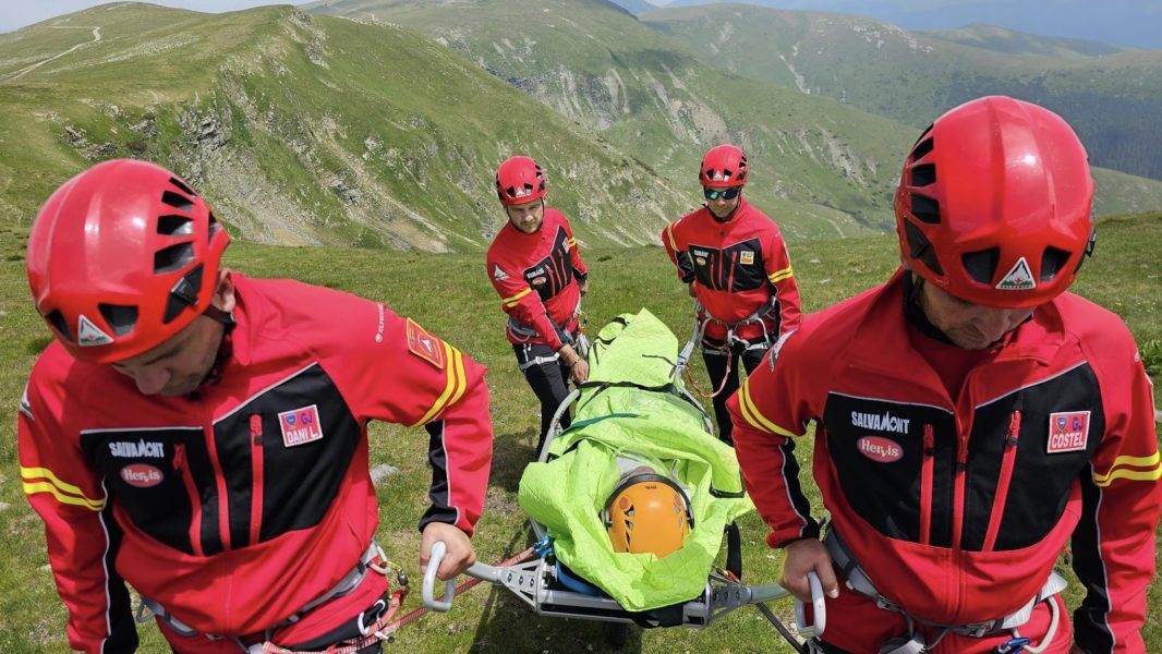 90 de apeluri prin care se solicita intervenția de urgență a Salvamont, în ultimele 24 de ore