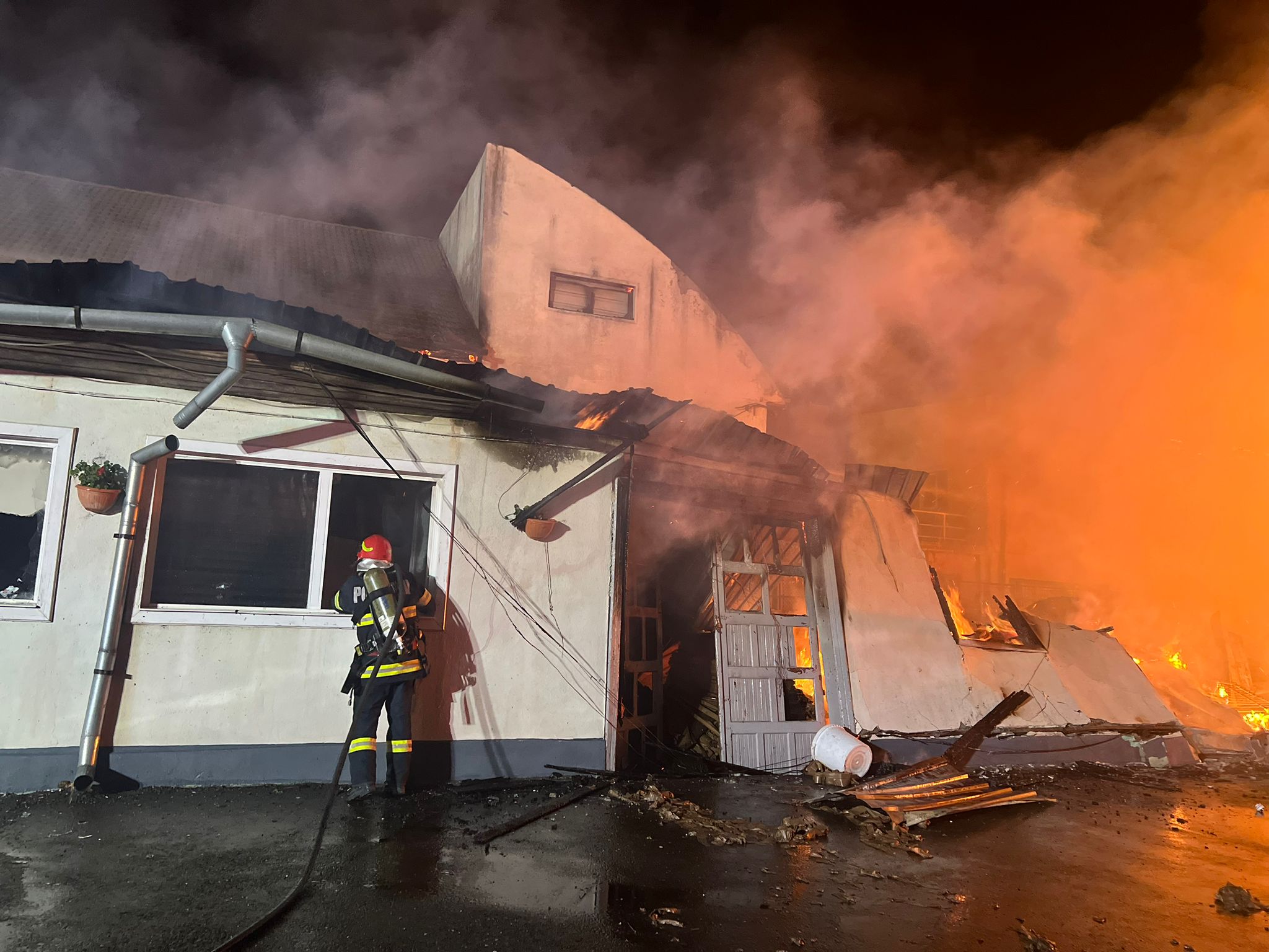 Incendiu violent la o hală, atelier auto și casă de locuit din Reghin Incendiu violent la o hală, atelier auto și casă de locuit din Reghin