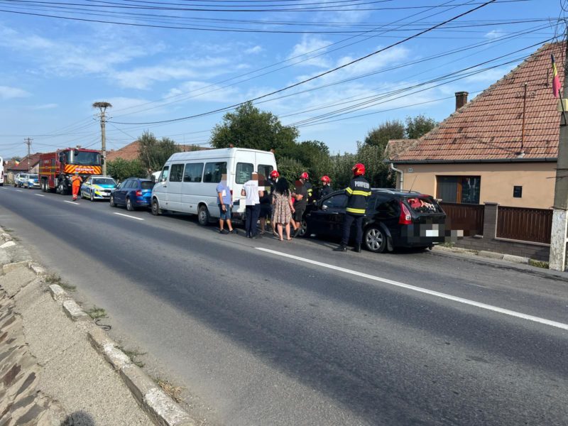 Patru autovehicule, implicate într-un accident rutier produs în localitatea mureșeană Vânători