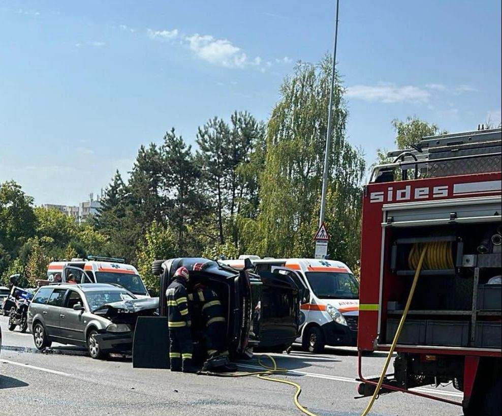 Circulație blocată, în Tg.Mureș, din cauza unui autoturism răsturnat