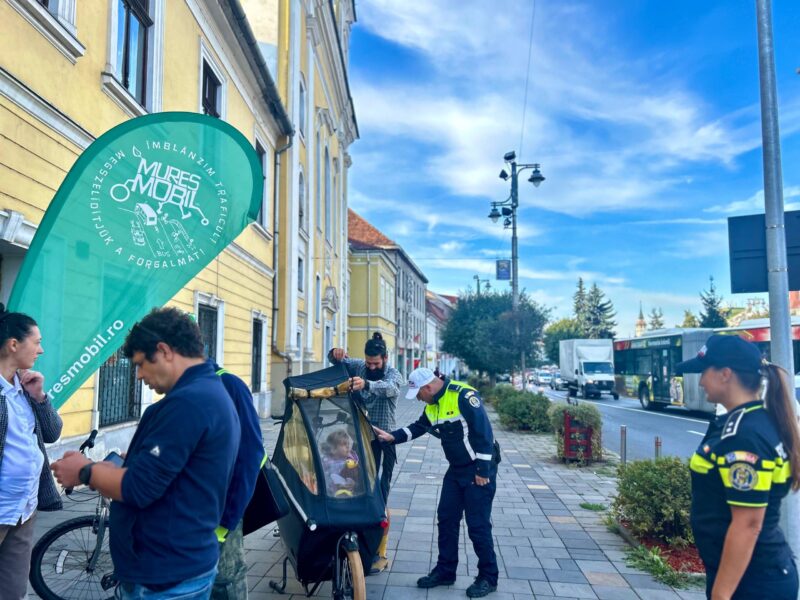 La Târgu Mureș, bicicliștii sunt opriți și primesc cafea și o gustare