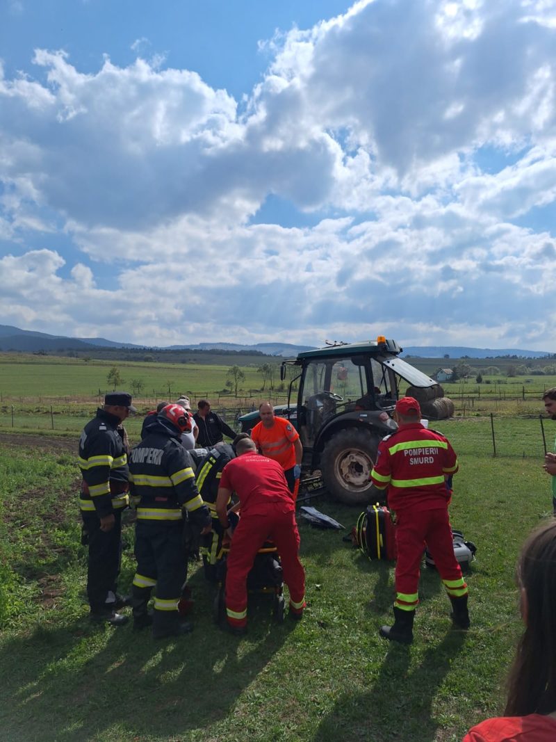 Persoană prinsă sub un tractor, în județul Harghita