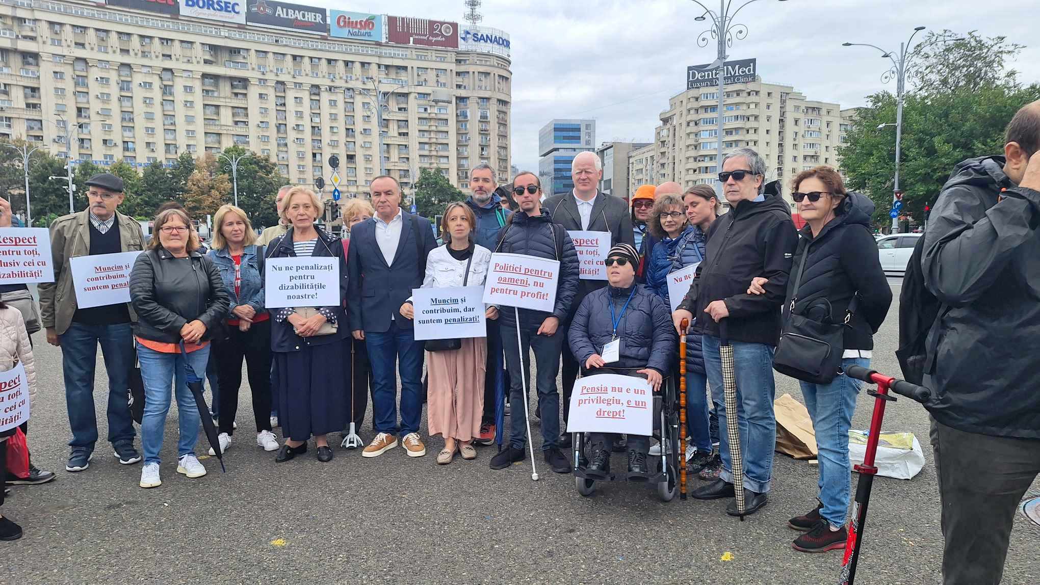 Persoanele cu dizabilităţi protestează împotriva Legii pensiilor