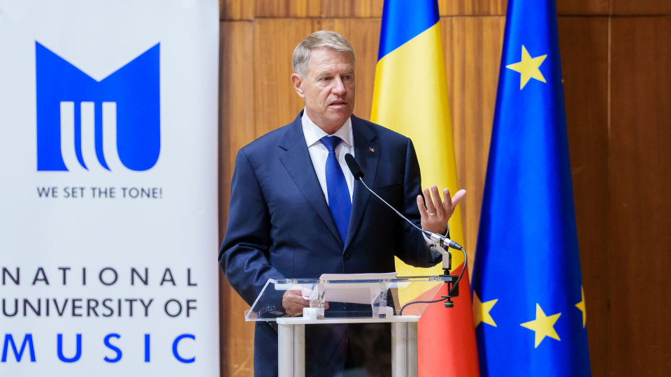 Președintele Iohannis a decorat 3 școli mureșene