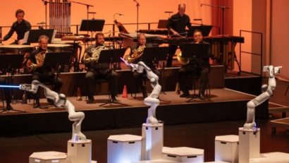 Un robot cu trei braţe şi-a făcut debutul ca dirijor de orchestră