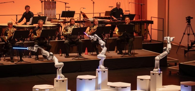 Un robot cu trei braţe şi-a făcut debutul ca dirijor de orchestră Un robot cu trei braţe şi-a făcut debutul ca dirijor de orchestră