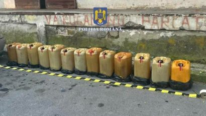 Patru hoți prinși în flagrant de polițiști, în timp ce sustrăgeau motorină din vagoanele unui tren de marfă