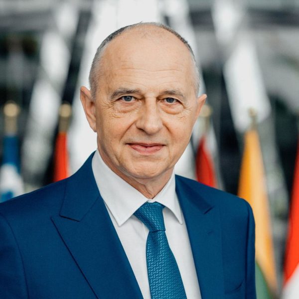 Aproximativ jumătate de milion de cetăţeni au semnat pentru candidatura independentă a lui Mircea Geoană