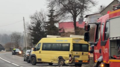 Mureș: Microbuz şcolar, implicat într-un accident pe DN 15; doi elevi – la spital