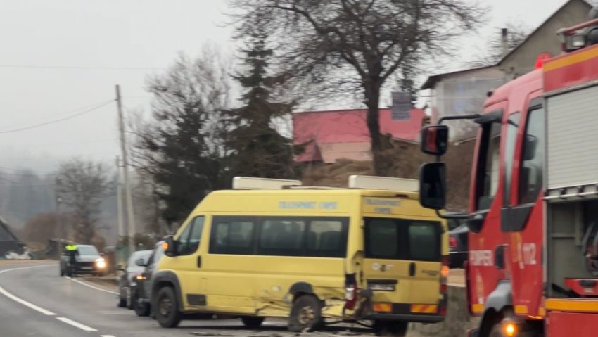 Mureș: Microbuz şcolar, implicat într-un accident pe DN 15; doi elevi – la spital Mureș: Microbuz şcolar, implicat într-un accident pe DN 15; doi elevi – la spital