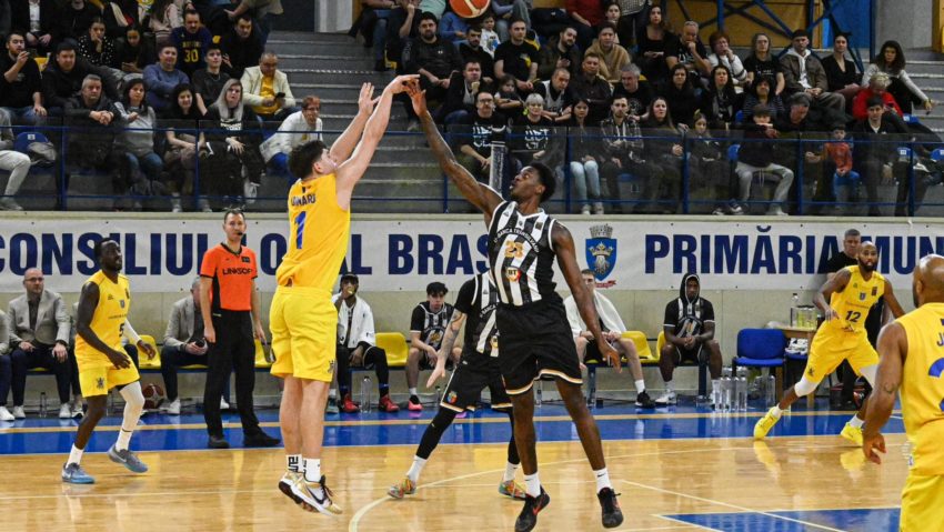 Baschetbaliștii brașoveni au pierdut cu campionii