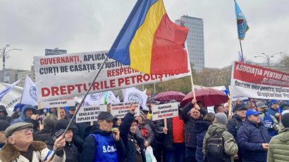 Peste o mie de oameni au protestat în Piaţa Victoriei din Capitală, nemulţumiţi de inechităţile din domeniul pensiilor şi cel al salarizării